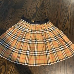 classic burberry printed mini skirt